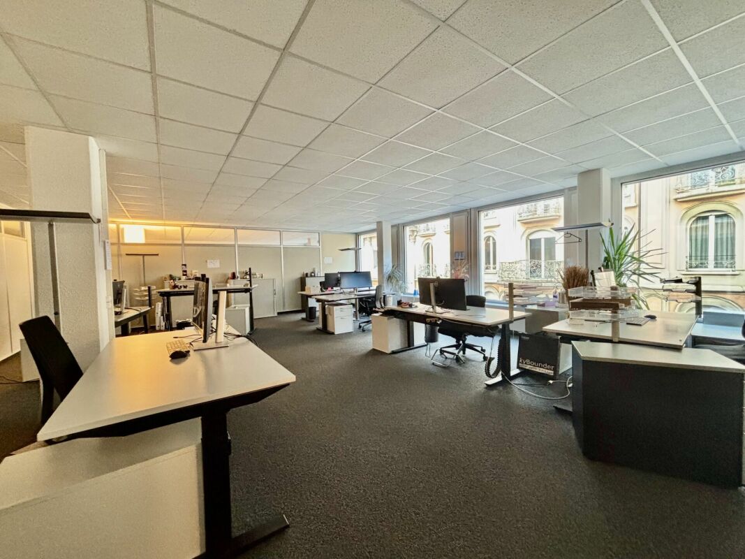 700m² office