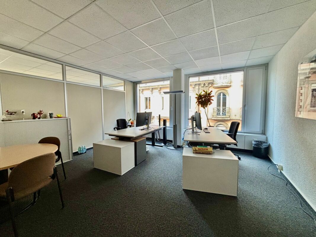 700m² office
