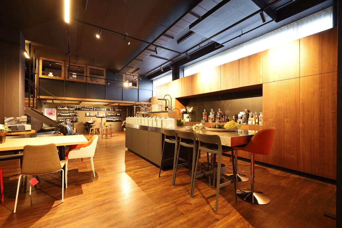 200m² department store, photo 2 of 3