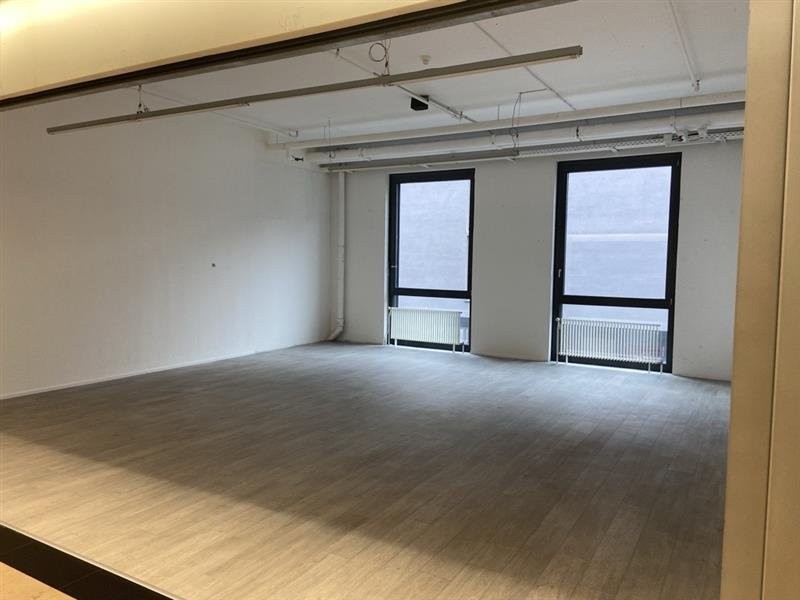 58m² shop, photo 3 of 4