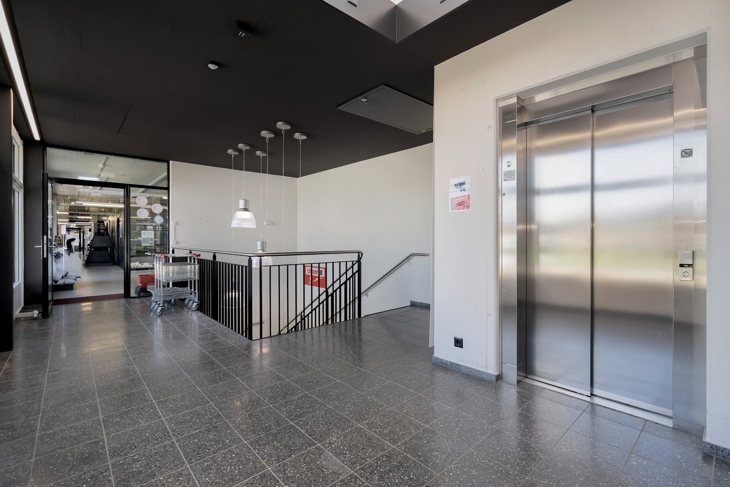 904m² commercial