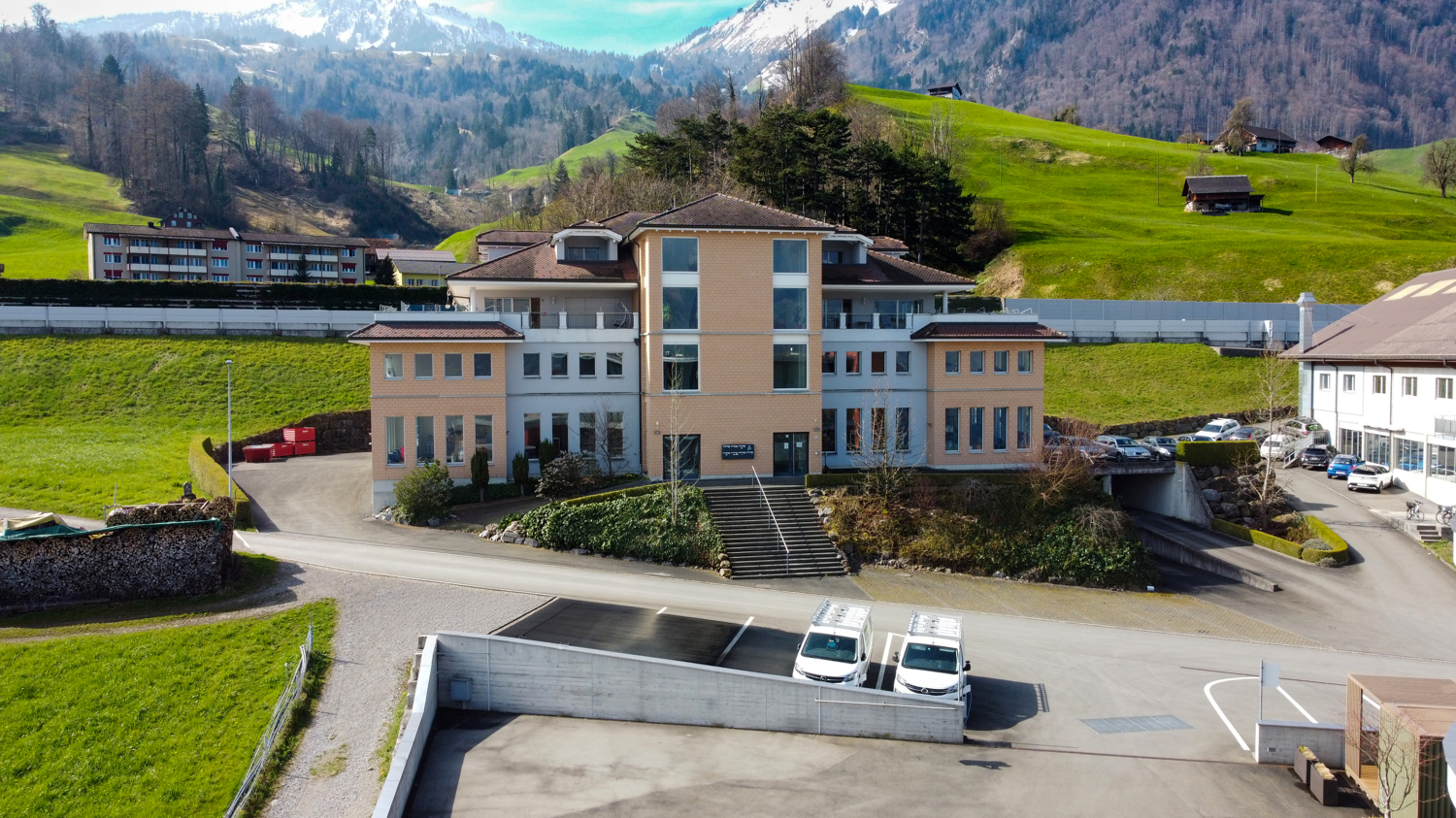 697m² office, photo 2 of 10