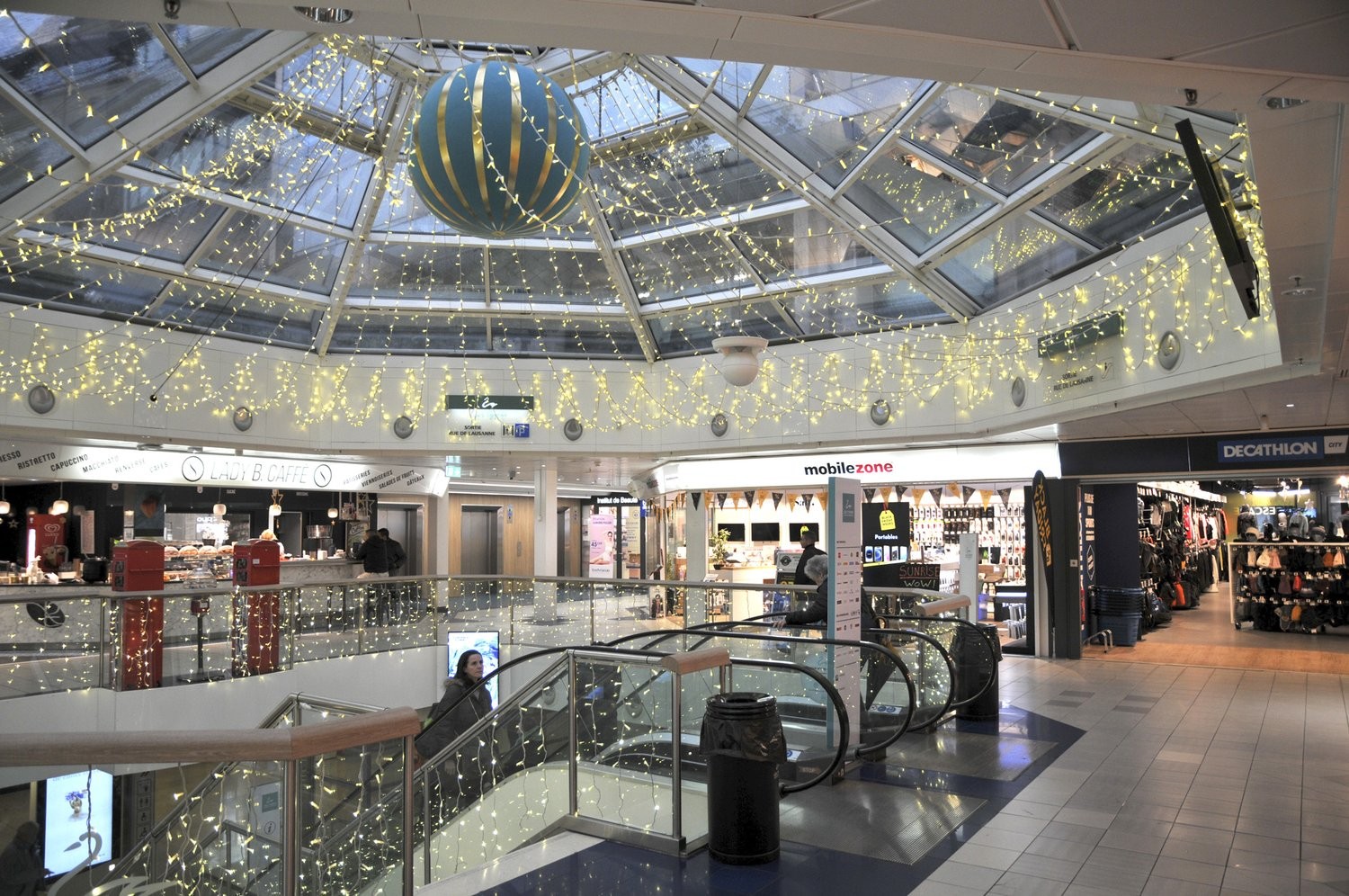 53m² shop
