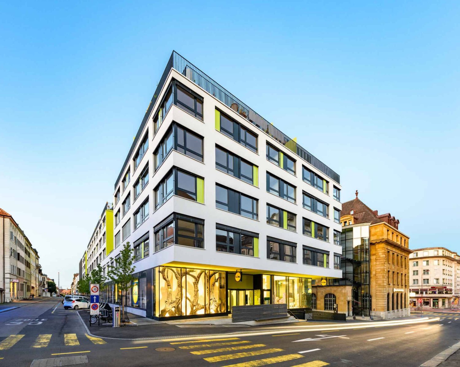 339m² arcade, photo 1 of 5