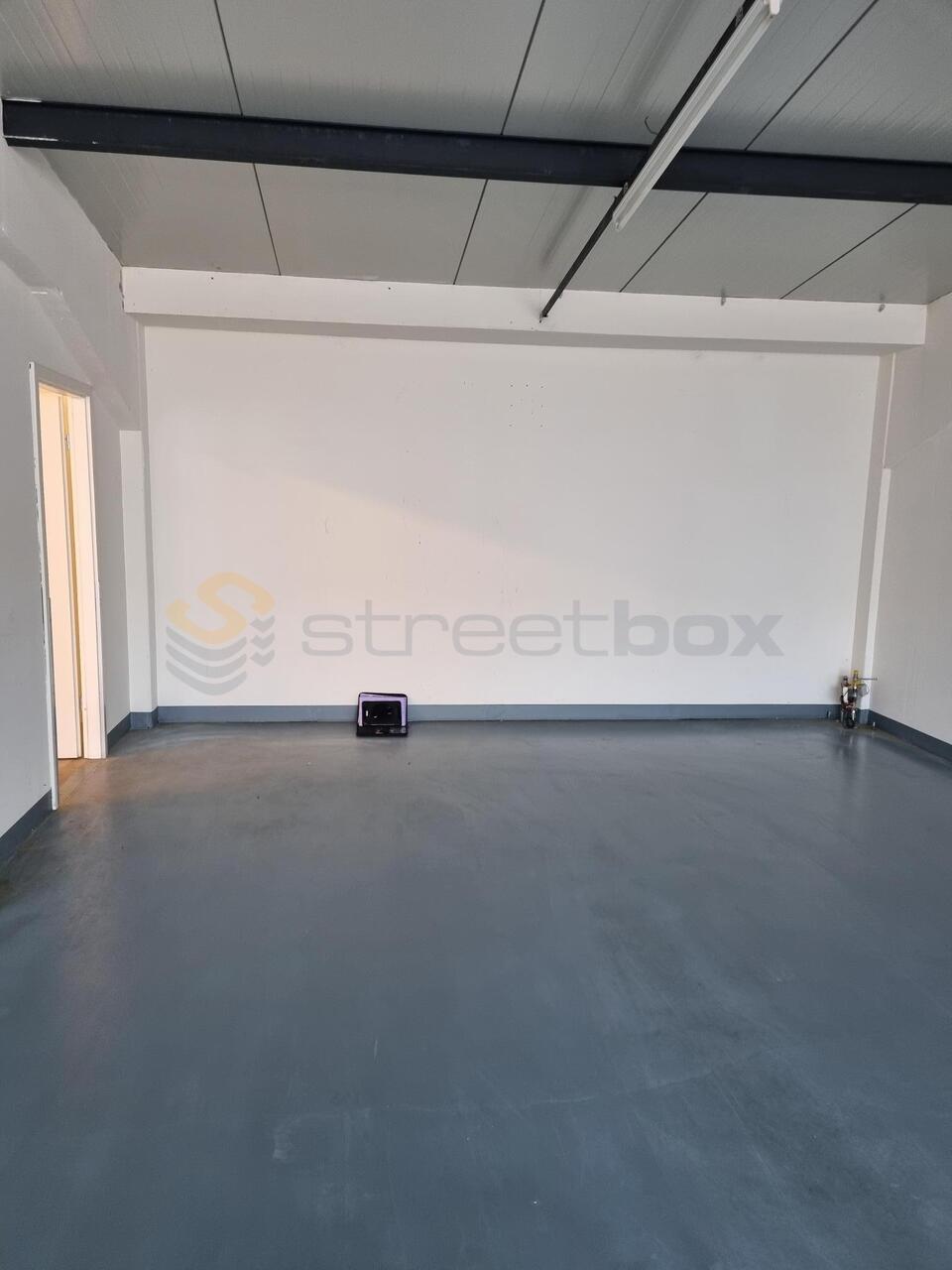 120m² commercial

Box n134 et 135

For SMEs, freelancers and private, surfaces of 120m2 on the first floor
Very well located close to amenities and highway
Level access
Depth: 12 m
Ceiling height: 3.20 m
Ground floor floor load: 1000 kg/m2
Amperage: 16A, 30 mA three-phase

100% modular hall delivere, photo 3 of 5