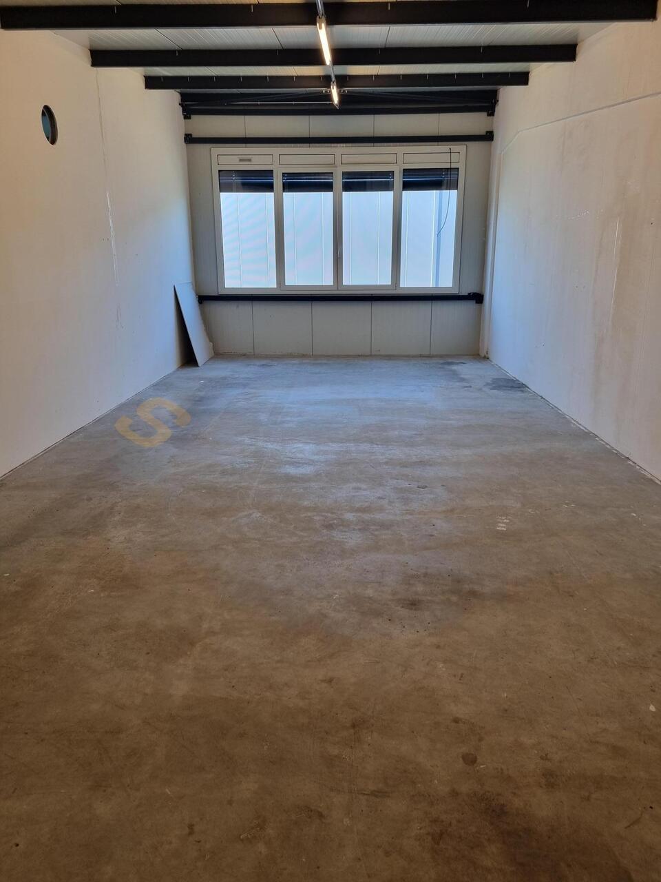 120m² commercial

Box n134 et 135

For SMEs, freelancers and private, surfaces of 120m2 on the first floor
Very well located close to amenities and highway
Level access
Depth: 12 m
Ceiling height: 3.20 m
Ground floor floor load: 1000 kg/m2
Amperage: 16A, 30 mA three-phase

100% modular hall delivere, photo 5 of 5