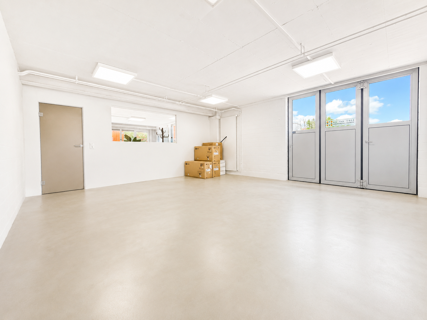 1300m² industrial object, photo 1 of 10
