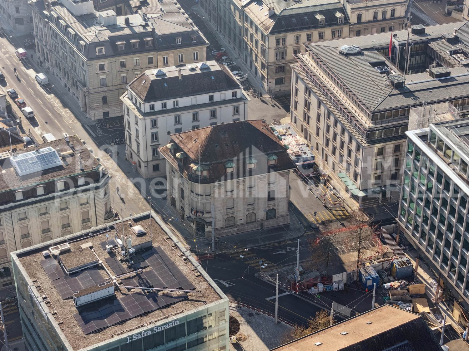 925m² office