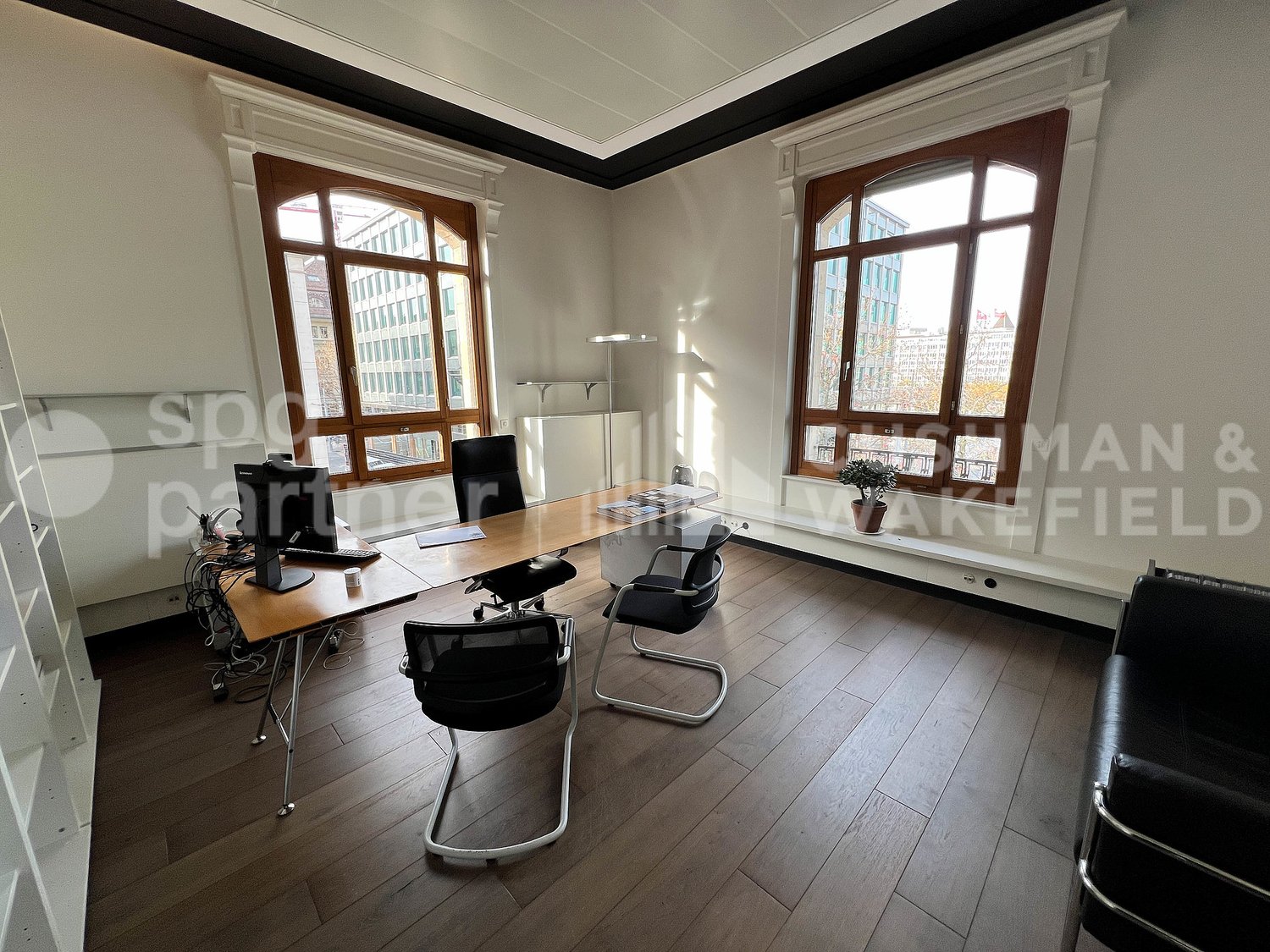 925m² office