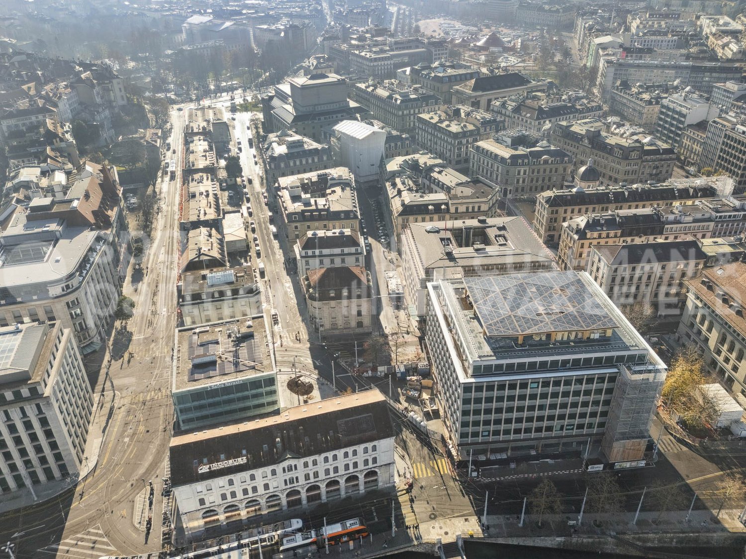 925m² office