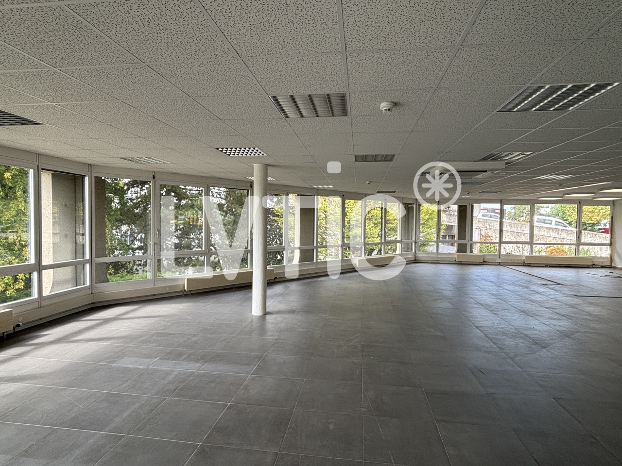 640m² shop, photo 1 of 8