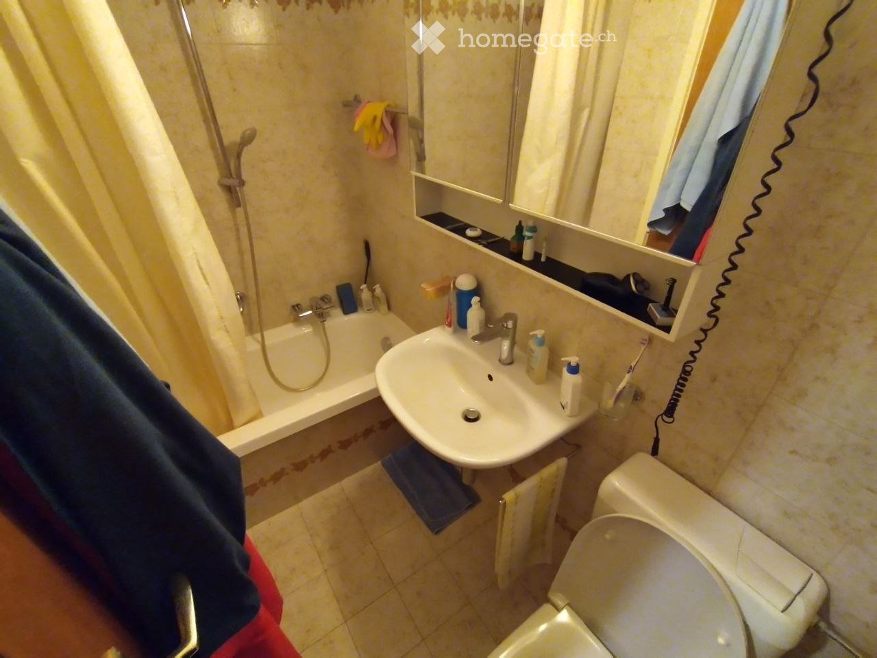 Appartement de 1 ½ pièces

Je cherche un repreneur pour un 1.5 locaux à Viganello, via alla Roggia 25, rez-de-chaussée (techniquement surélevé).   
L'appartement dispose de :   
\- Cuisine séparée   
\- Salle de bain avec baignoire   
\- Balcon   
\- Armoire murale   
\- Buanderie de l'immeuble   
\, photo 5 sur 5