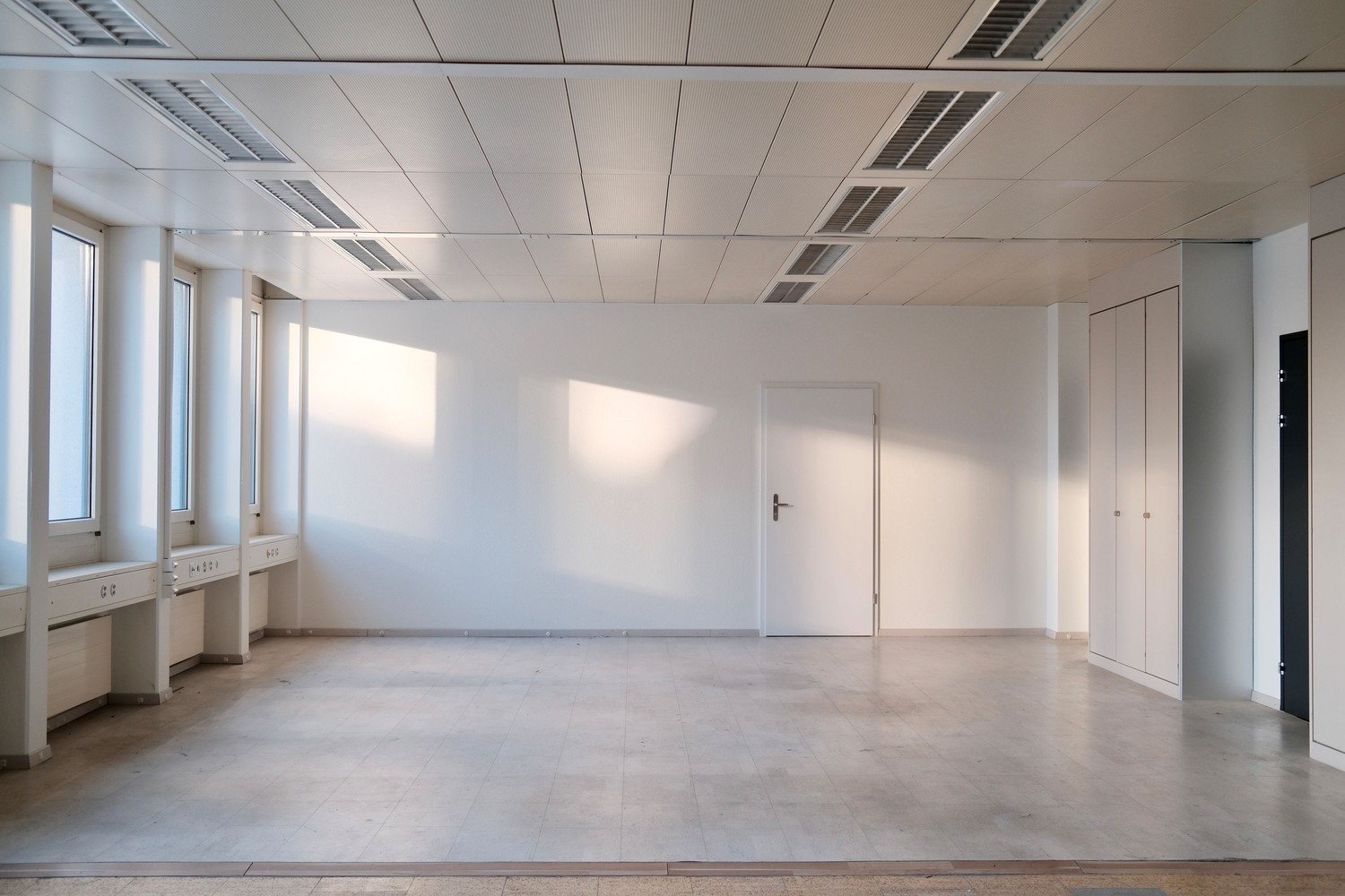 60-60m² commercial, photo 1 of 4