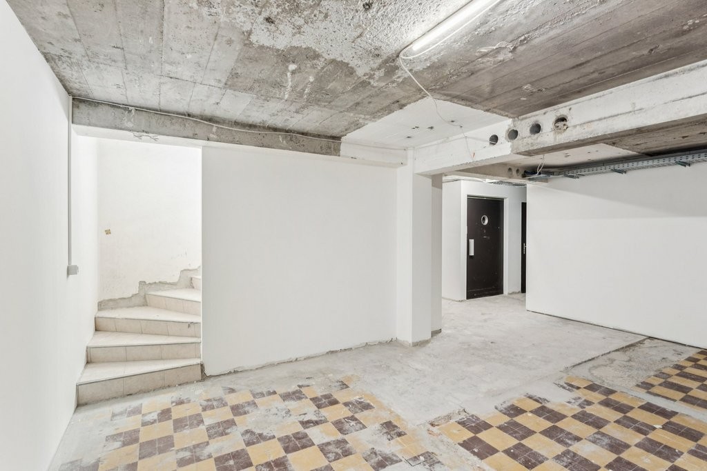 230m² shop