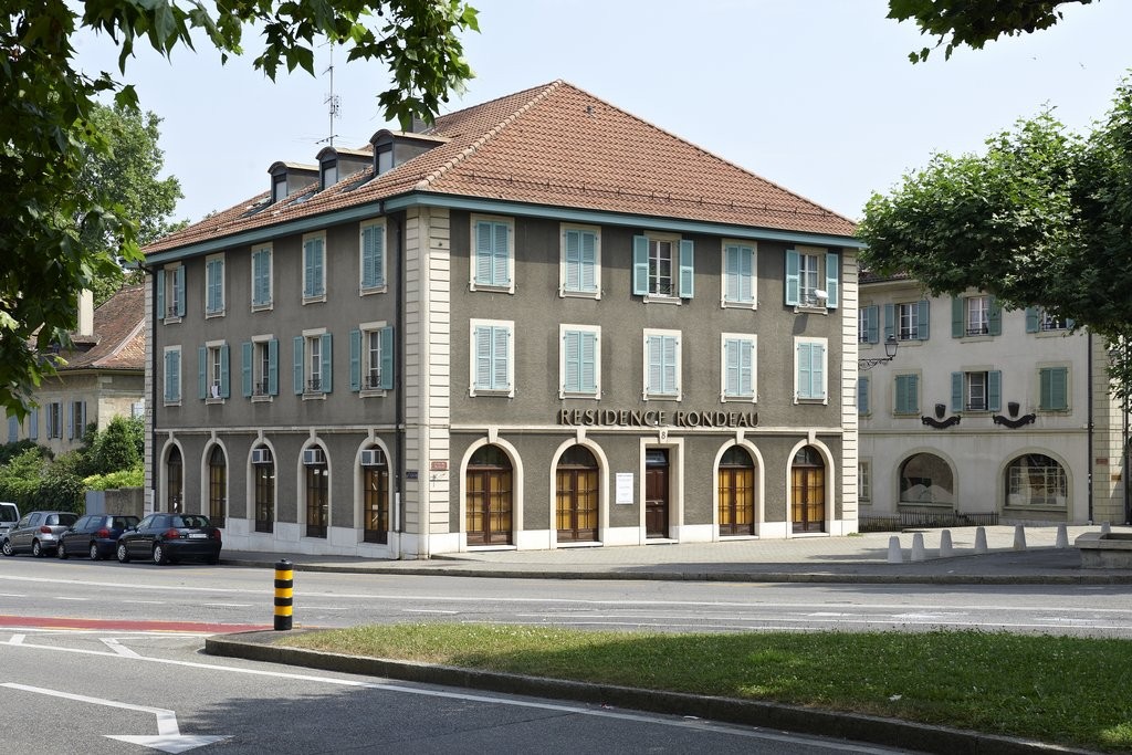 230m² shop