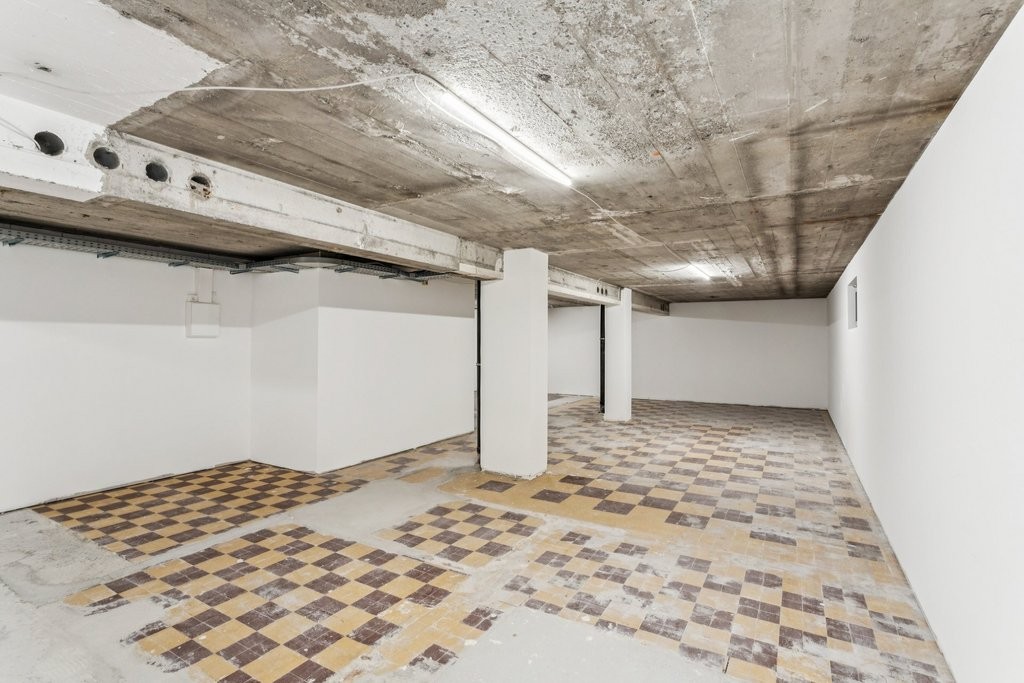 230m² shop