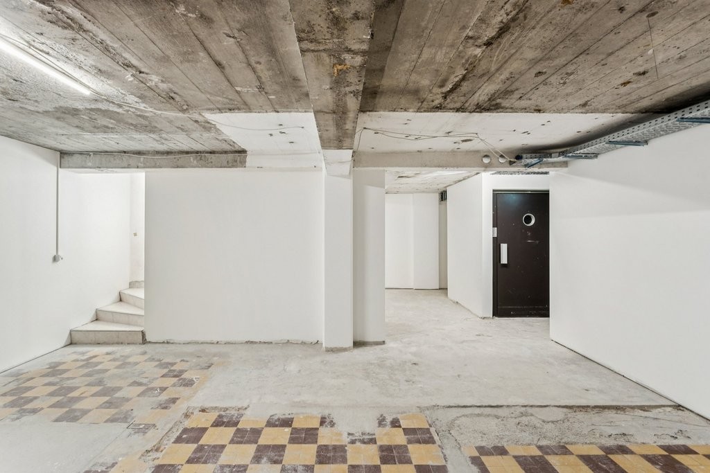 230m² shop
