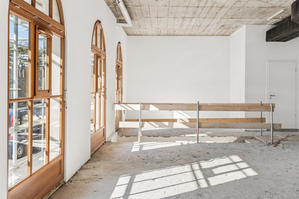 230m² shop