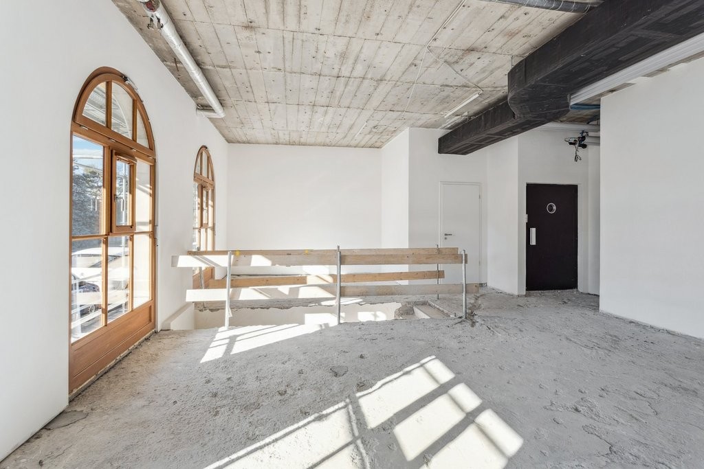 230m² shop