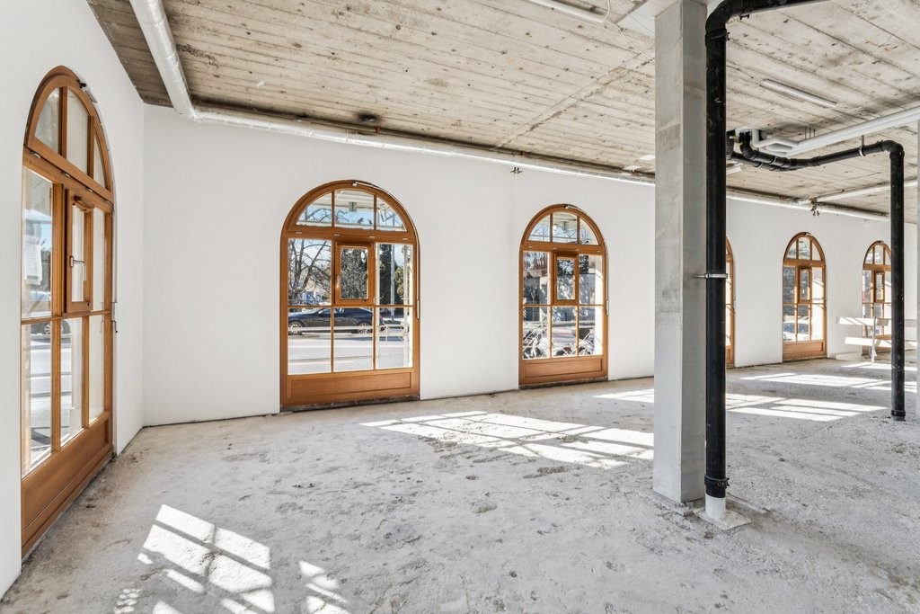 230m² shop