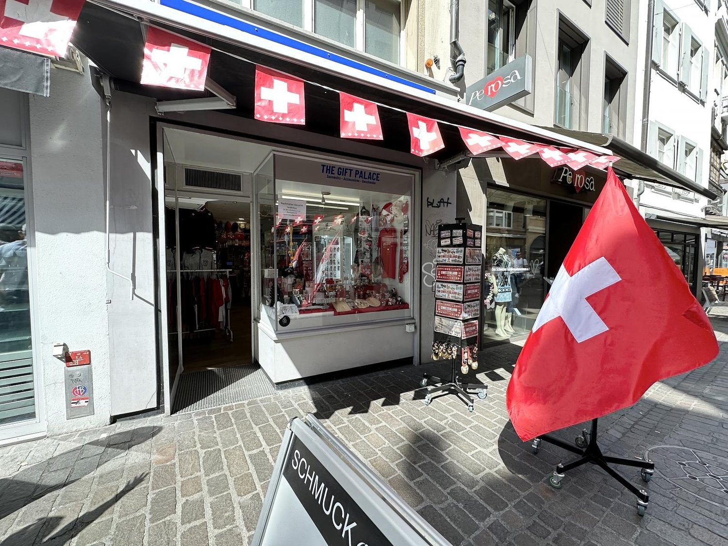 110m² shop, photo 2 of 4