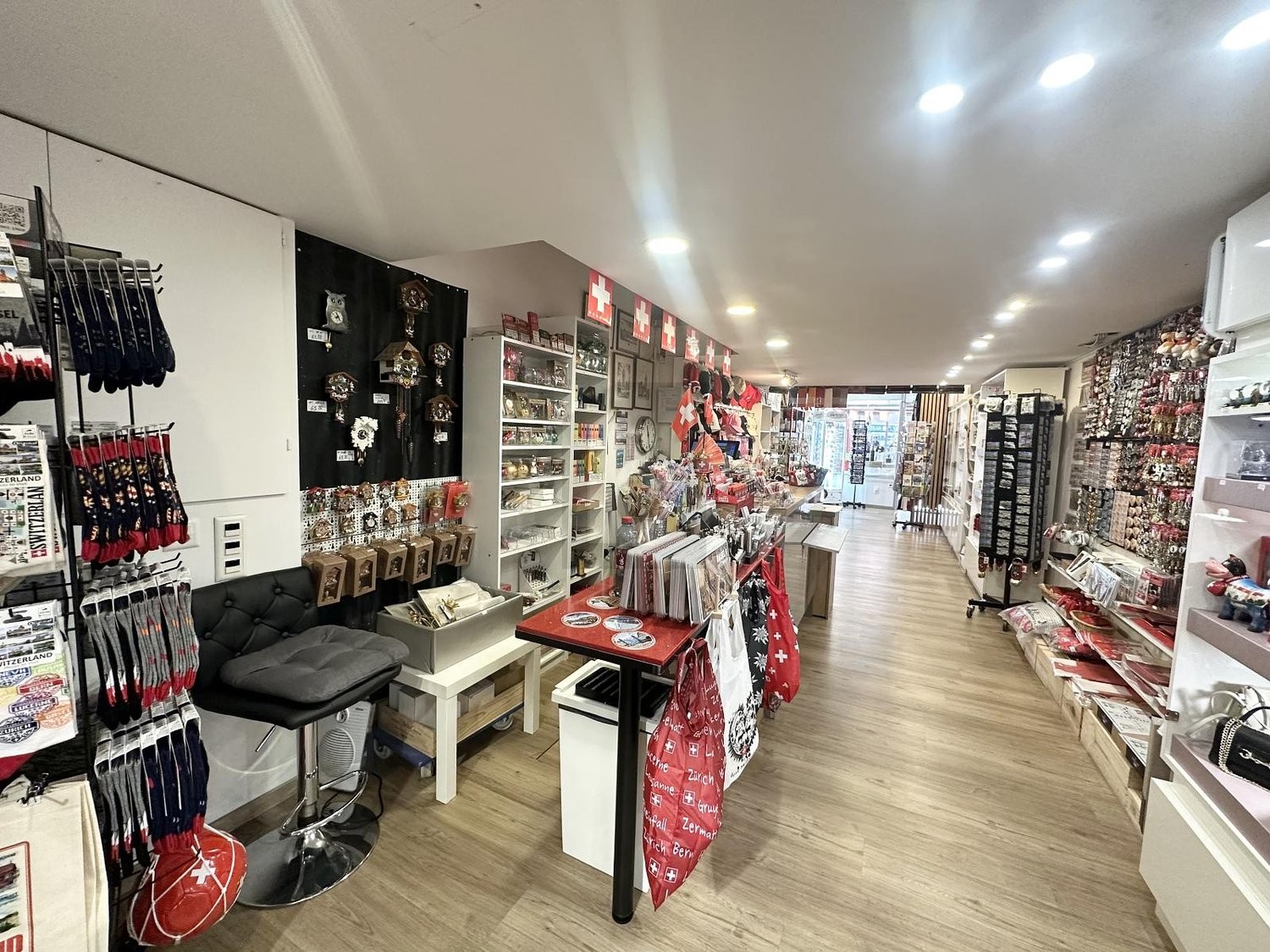 110m² shop, photo 1 of 4