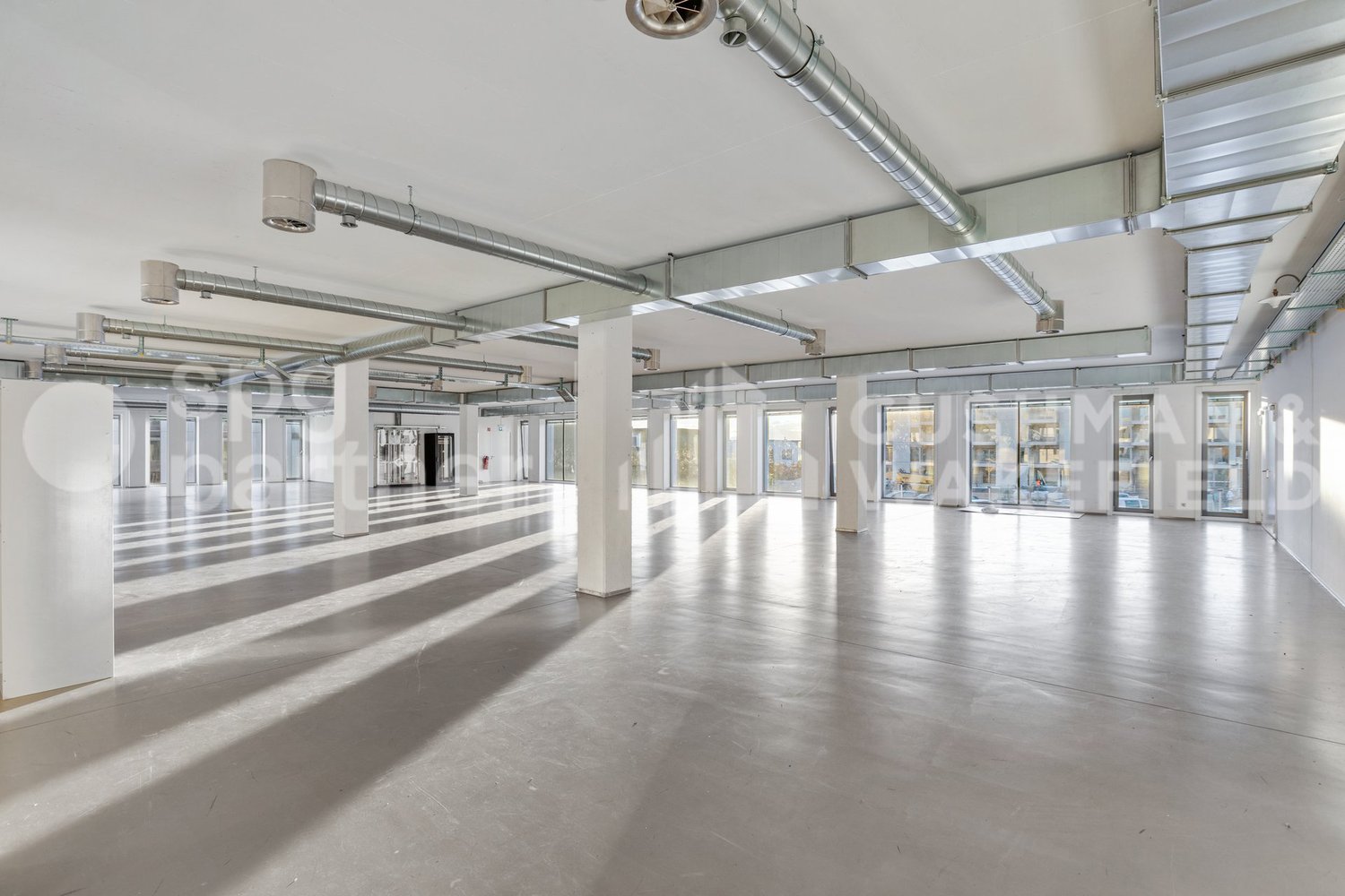 735m² office