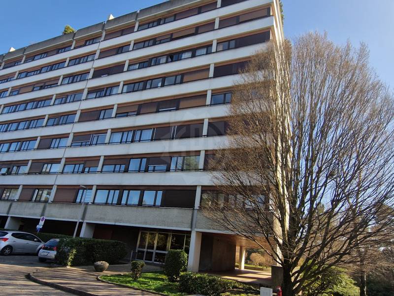 Single garage

Garage on the 2nd basement level

Available immediately

Rent: CHF 185 + VAT (non-resident)
- On the 2nd basement level
- Immediate availability

Apply online:https://dec.spg.ch/DEC/Client/newapplication?obj=5D498E8E-4B17-45AA-903B-4C774AD7FB13_221381