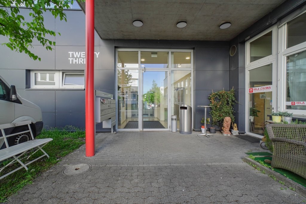 220m² office