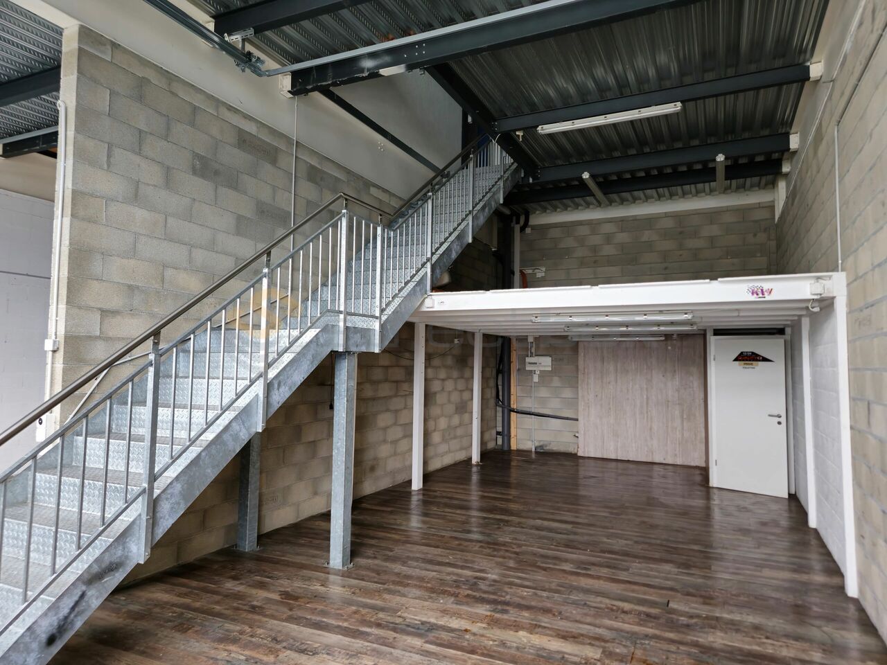 230m² commercial, photo 1 of 6