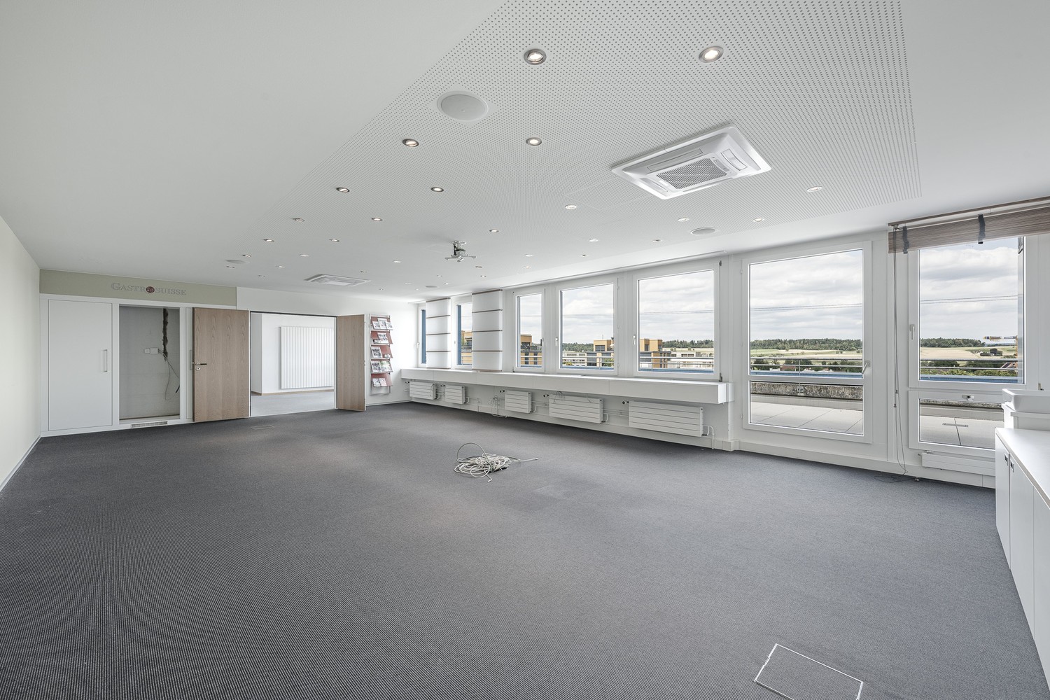 630m² office, photo 3 of 10