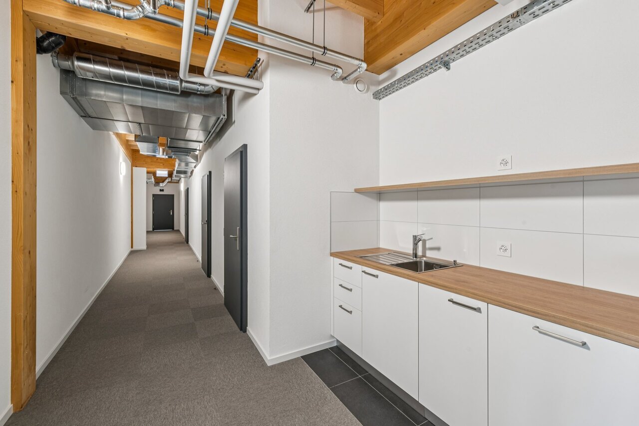 84m² office