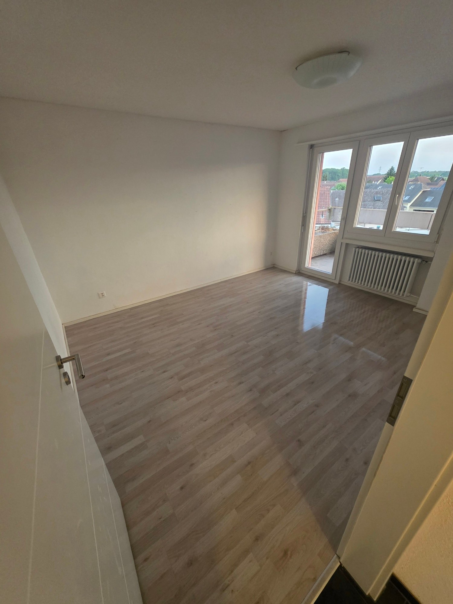 Appartement de 3 ¾1 pièces 

Appartement moderne et confortable à louer immédiatement ou sur accord ! 

- Nouvelle cuisine moderne avec vitroceramique, lave-vaisselle, évacuation de la vapeur, 

- Nouvelle salle de bain avec baignoire 

- Pièces spacieuses 

- Grand balcon 

- Fraîchement peint 

- 