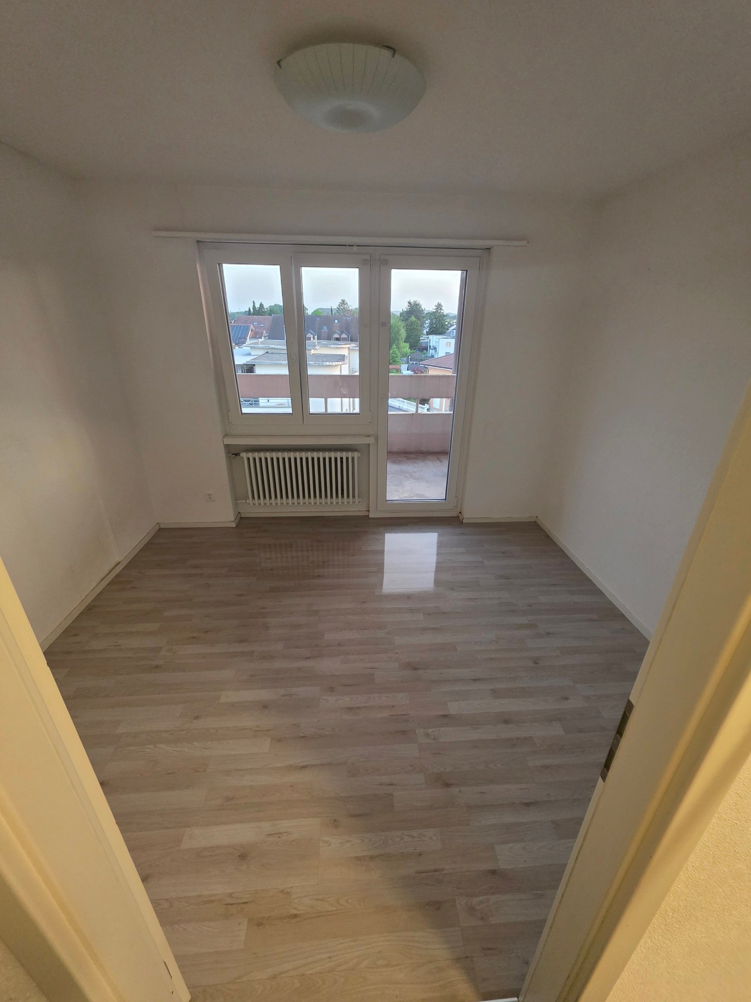 Appartement de 3 ¾1 pièces 

Appartement moderne et confortable à louer immédiatement ou sur accord ! 

- Nouvelle cuisine moderne avec vitroceramique, lave-vaisselle, évacuation de la vapeur, 

- Nouvelle salle de bain avec baignoire 

- Pièces spacieuses 

- Grand balcon 

- Fraîchement peint 

- 