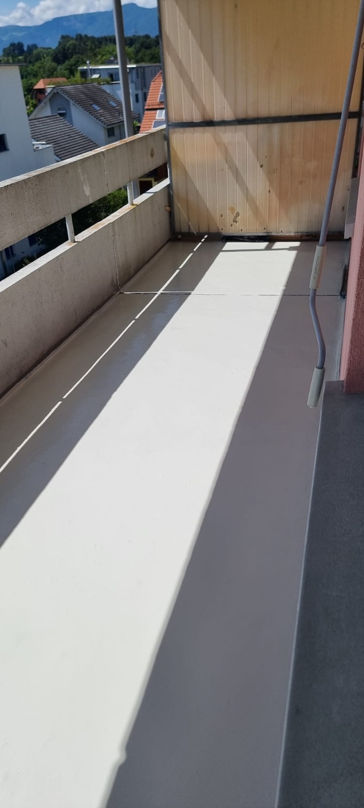 Appartement de 3 ¾1 pièces 

Appartement moderne et confortable à louer immédiatement ou sur accord ! 

- Nouvelle cuisine moderne avec vitroceramique, lave-vaisselle, évacuation de la vapeur, 

- Nouvelle salle de bain avec baignoire 

- Pièces spacieuses 

- Grand balcon 

- Fraîchement peint 

- 