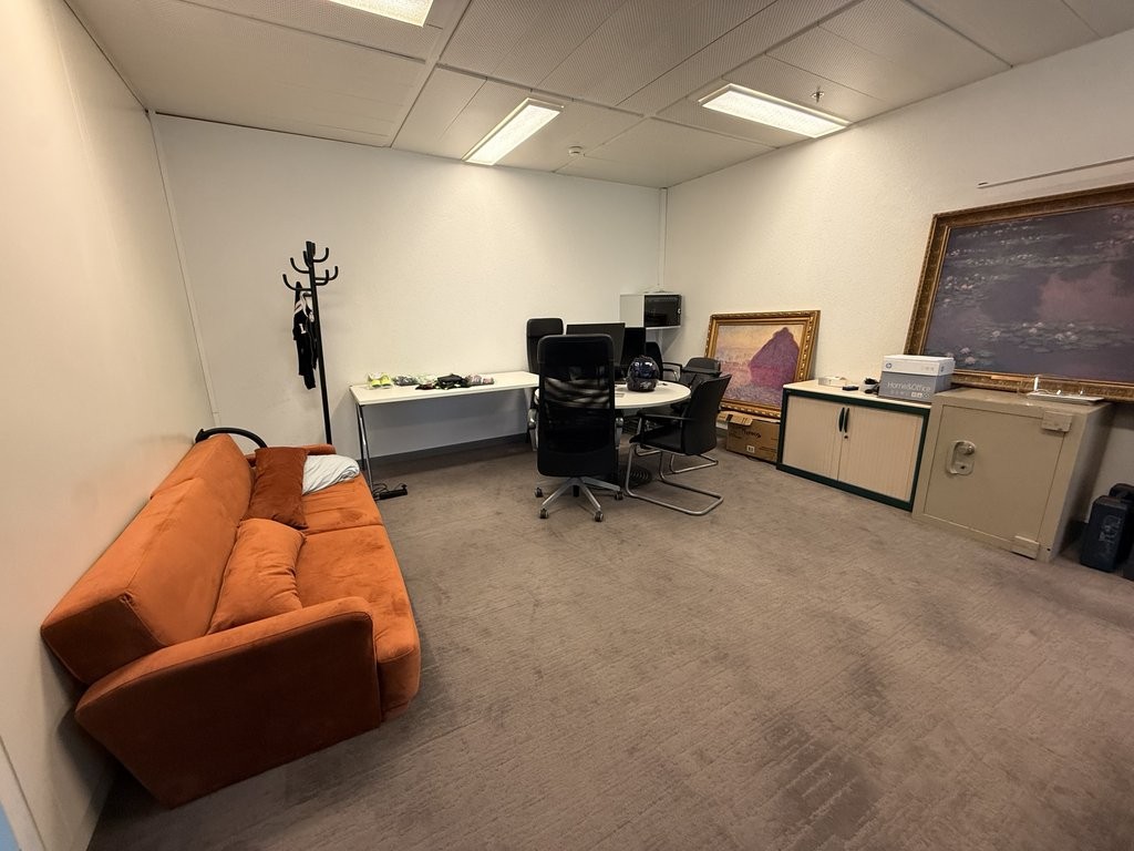 89m² office

Surface of 89m2 at the Geneva Business Center in Lancy

Located 10 minutes from the highway exit and 5 minutes on foot from the "les Esserts" tram stop

The Geneva Business Center offers numerous services, including Facility Management, reception and mail service, restaurant, secure und
