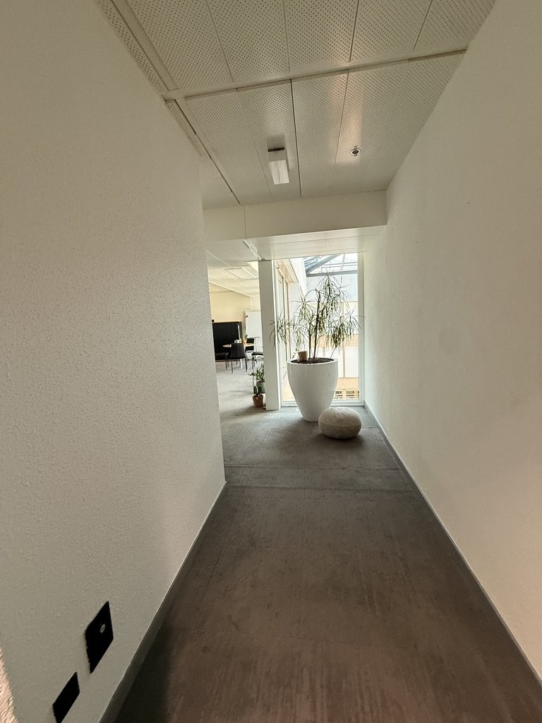 89m² office

Surface of 89m2 at the Geneva Business Center in Lancy

Located 10 minutes from the highway exit and 5 minutes on foot from the "les Esserts" tram stop

The Geneva Business Center offers numerous services, including Facility Management, reception and mail service, restaurant, secure und
