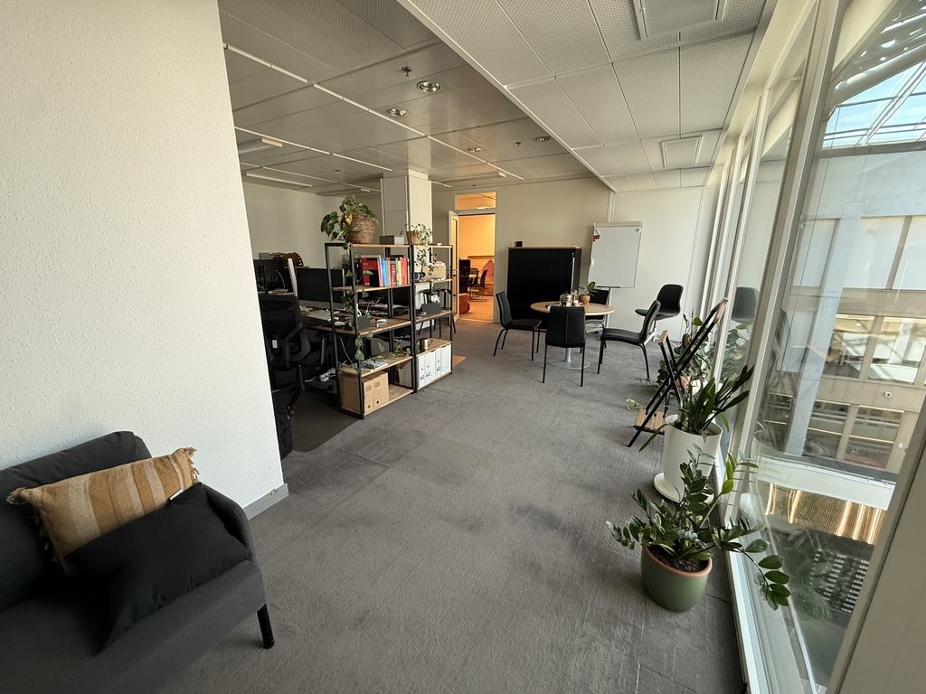 89m² office

Surface of 89m2 at the Geneva Business Center in Lancy

Located 10 minutes from the highway exit and 5 minutes on foot from the "les Esserts" tram stop

The Geneva Business Center offers numerous services, including Facility Management, reception and mail service, restaurant, secure und