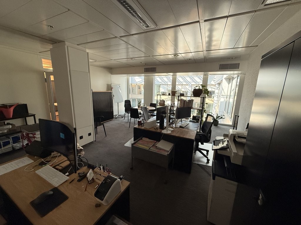 89m² office

Surface of 89m2 at the Geneva Business Center in Lancy

Located 10 minutes from the highway exit and 5 minutes on foot from the "les Esserts" tram stop

The Geneva Business Center offers numerous services, including Facility Management, reception and mail service, restaurant, secure und