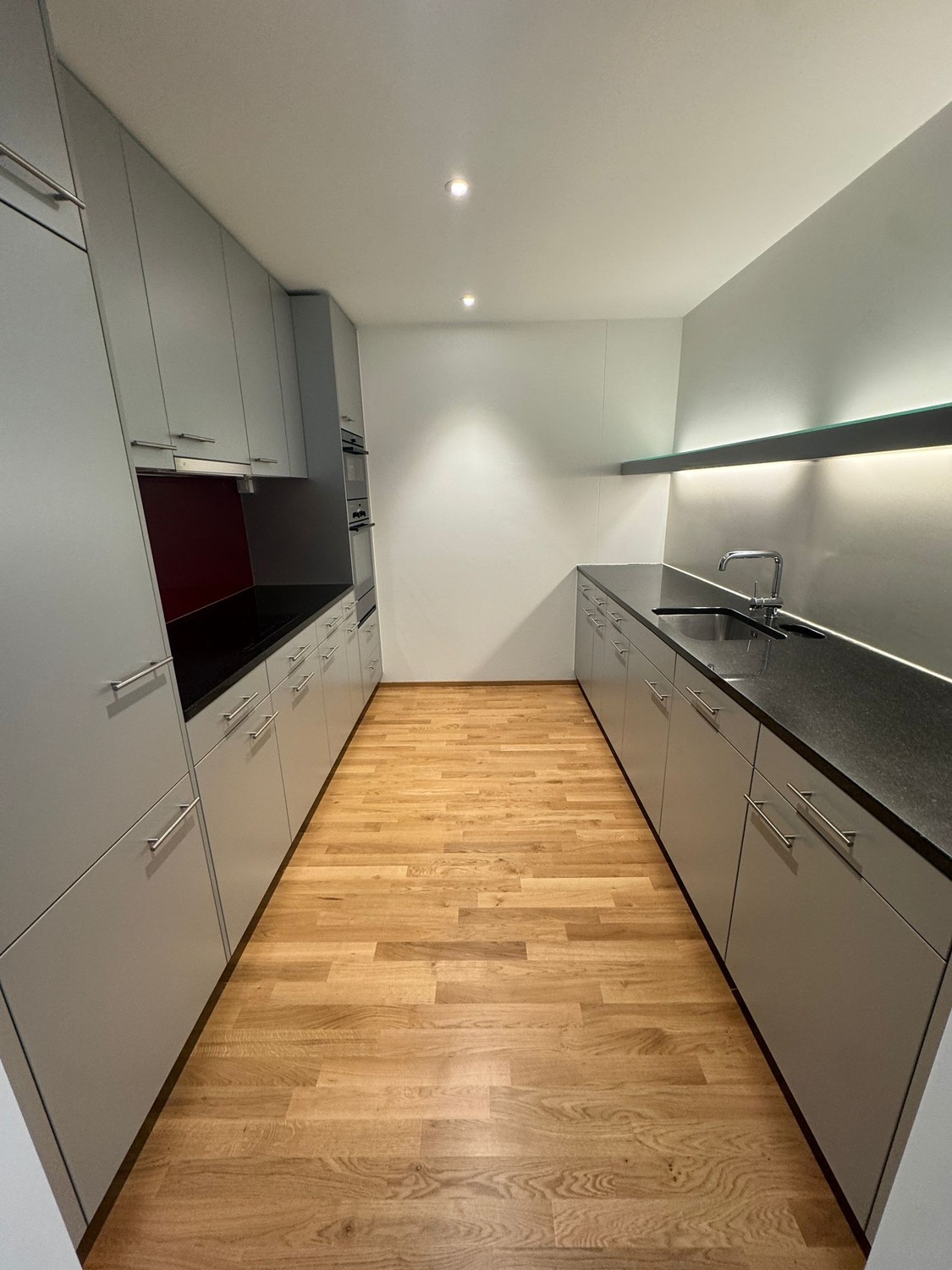 Chambre dans une colocation de 6.5 pièces à Winterthur. Ma chambre est entièrement meublée et dispose d'un lit avec table de chevet, d'une armoire ainsi que d'un bureau. La vie en colocation est détendue et simple.
