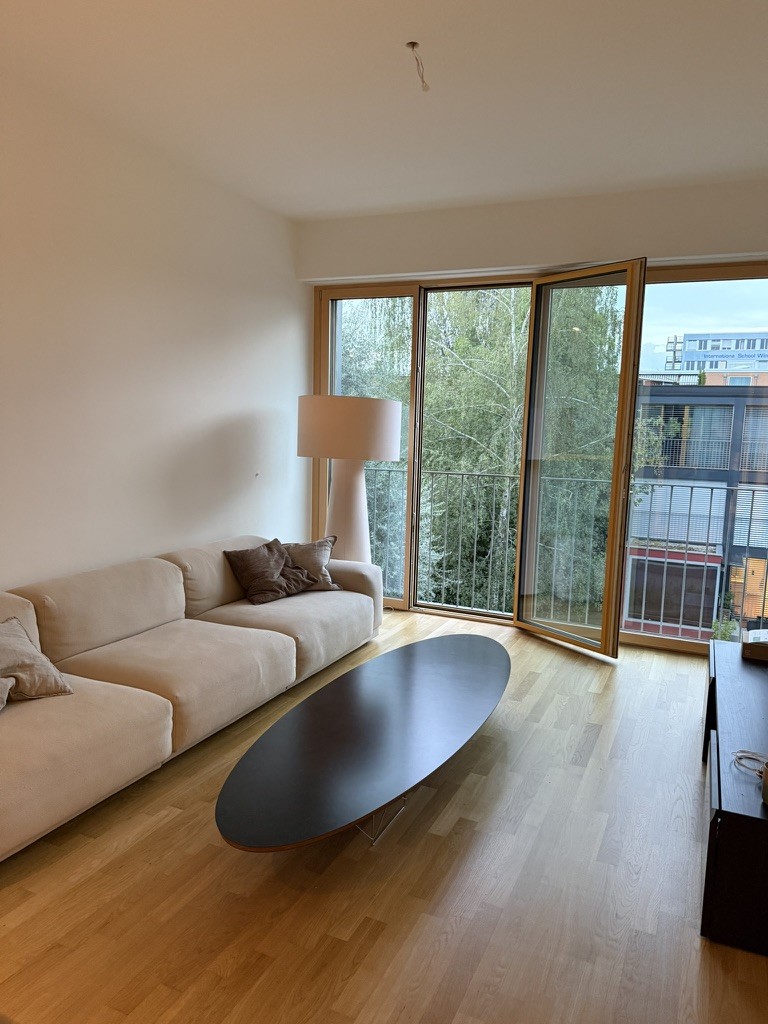 Chambre dans une colocation de 6.5 pièces à Winterthur. Ma chambre est entièrement meublée et dispose d'un lit avec table de chevet, d'une armoire ainsi que d'un bureau. La vie en colocation est détendue et simple.