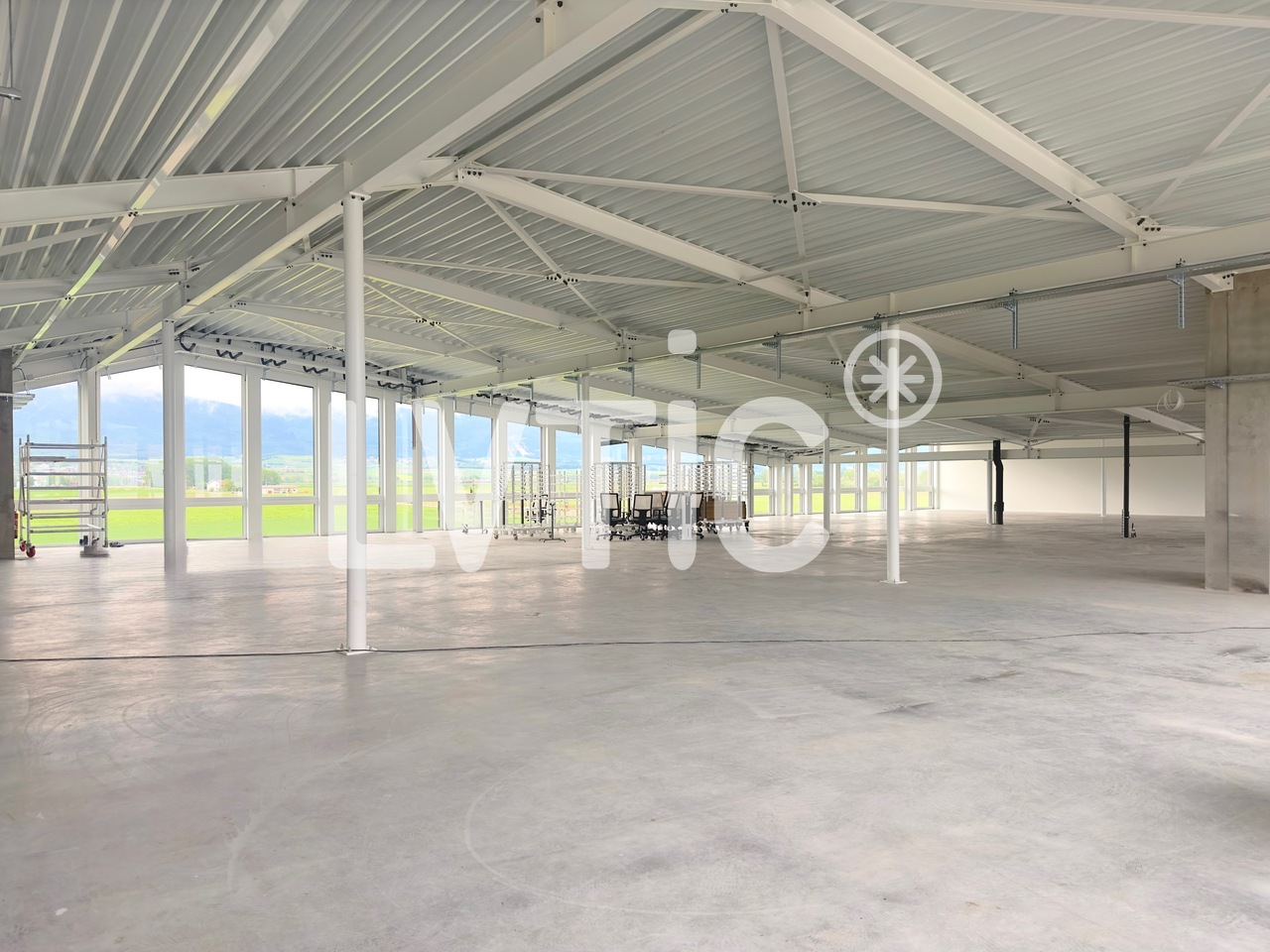 600m² atelier, photo 1 of 9