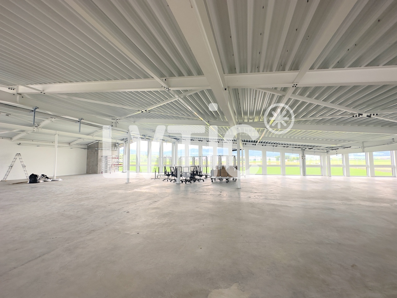 600m² atelier, photo 2 of 9