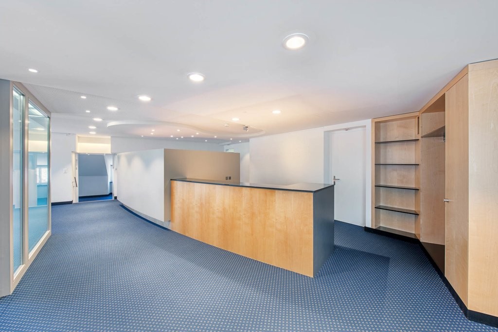 217m² office, photo 1 of 9