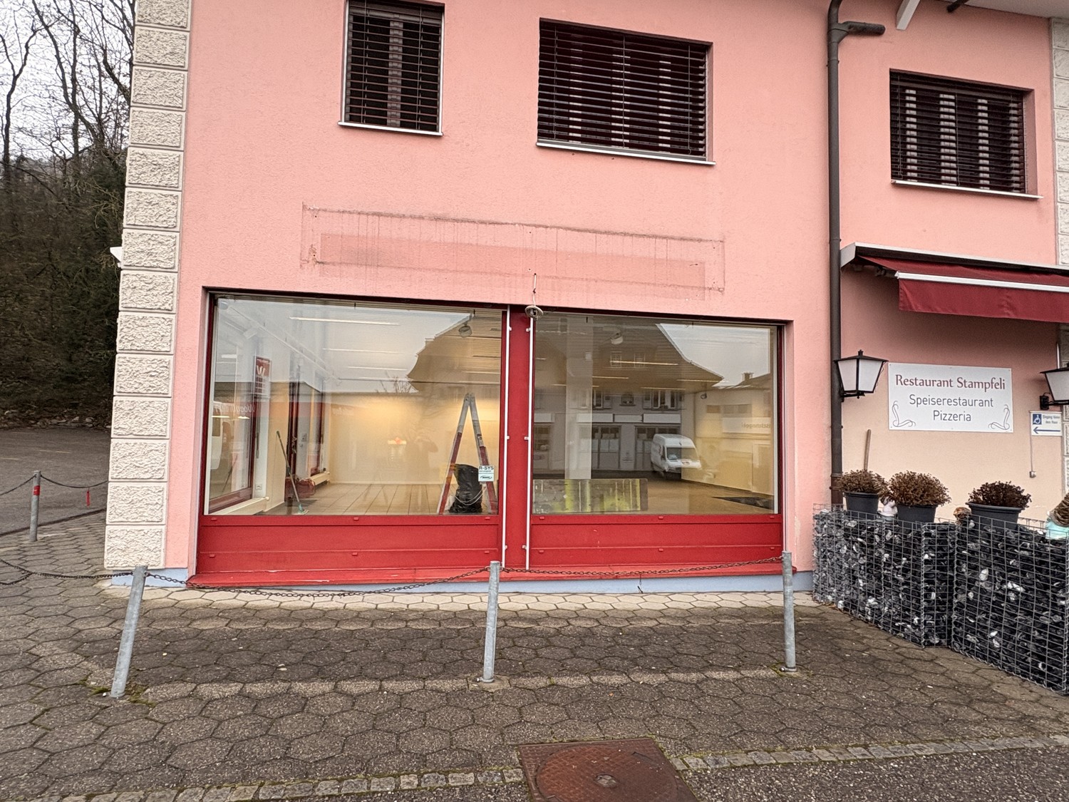 193m² shop, photo 1 of 10