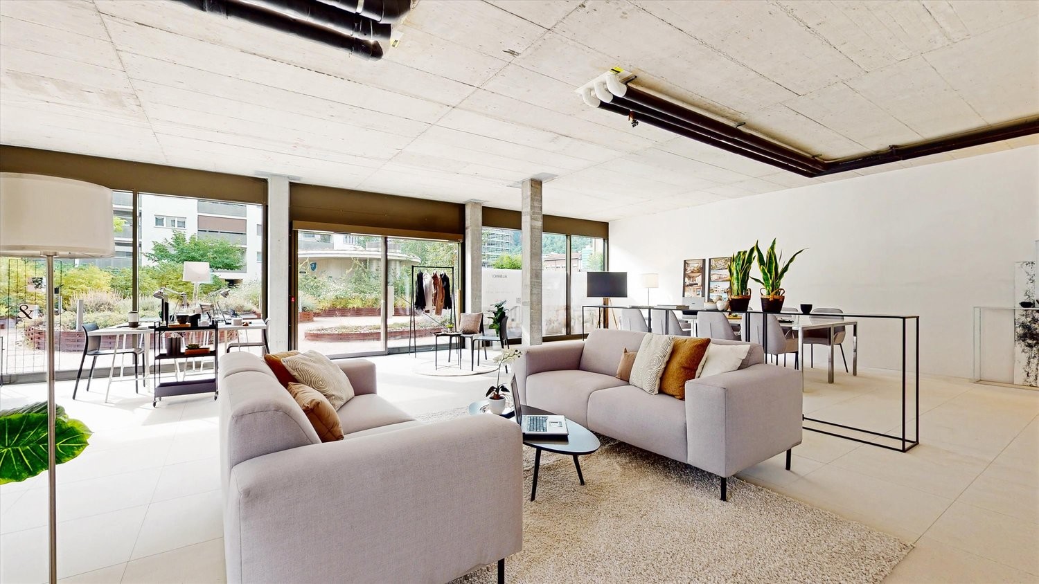 220m² commercial, photo 1 of 3