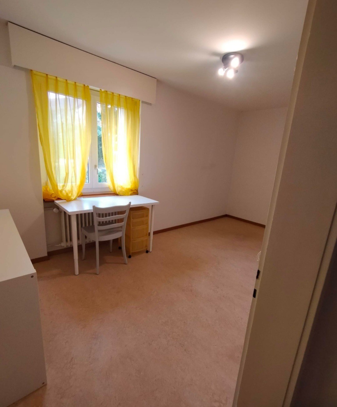 Room in a shared flat
1 room for sublet, in a quiet residential area
Shared use of kitchen and bathroom
Shared laundry room

Shopping facilities 10min on foot: Coop, Migros, Denner, Volg, bakery

Bus stop: 3min and 5min on foot

Station: 15min on foot

ZHAW: 10min on foot

Looking for a quiet, anima, photo 1 of 6
