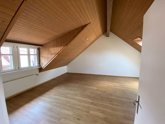 Stanza mansardata in WG (30m2) a Obertor dal 1.Dec 2026 (al più tardi 1. Jan 27)

La nostra WG di tre persone ti cerca!
Nel nostro grande appartamento duplex ai margini della città vecchia (vicino alla fermata dell'autobus Obertor), una grande stanza mansardata si libererà dal 1° dicembre (trasloco 