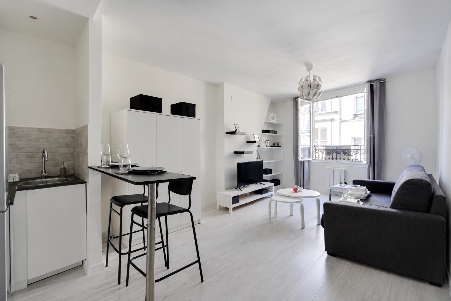 1-room studio on the 2nd floor recently renovated Lausanne city centre