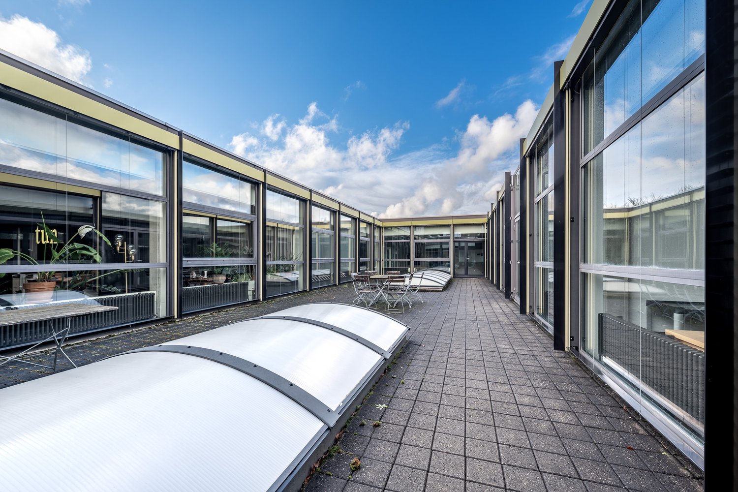 300m² office